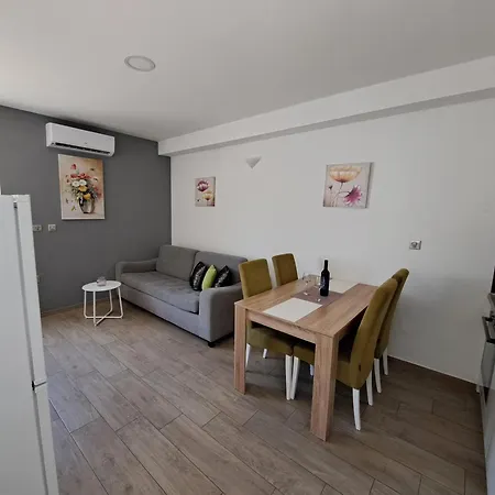 Sisevic - Comfort With Balconies And Sea View Daire Slano