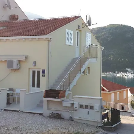 Sisevic - Comfort With Balconies And Sea View Daire Slano